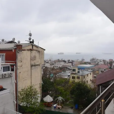 The Reina Отель