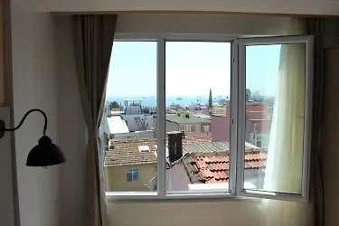 Отель The Reina 3*