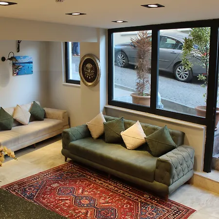 Отель The Reina 3*