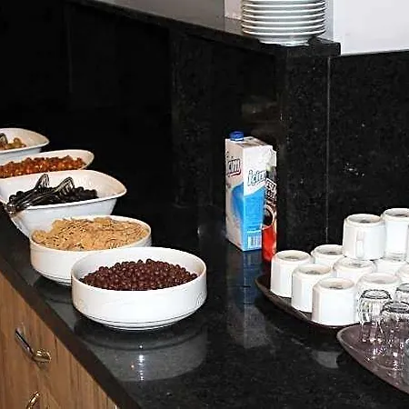 Hotel The Reina 3*