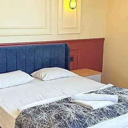 The Reina Hotel 3*