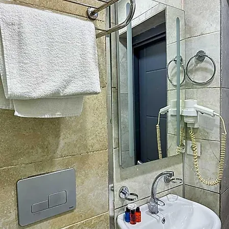 The Reina Hotel 3*