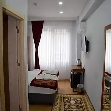 The Reina Hotel 3*