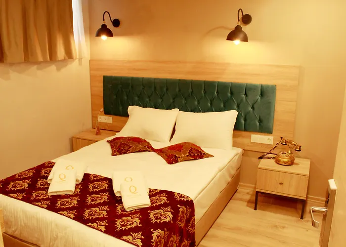 Отель The Reina 3*