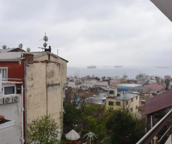 The Reina Отель