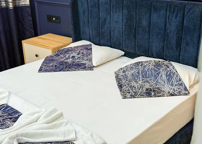 The Reina Отель