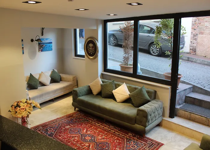 Отель The Reina 3*