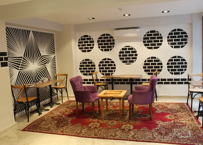 The Reina Отель