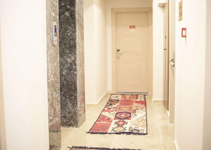 Отель The Reina 3*