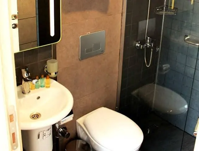 Отель The Reina 3*